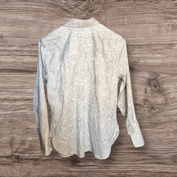 Chico’s No Iron Coolmax All Seasons Stretch Snakeskin Blouse 1 Medium (8) - Picture 2 of 11
